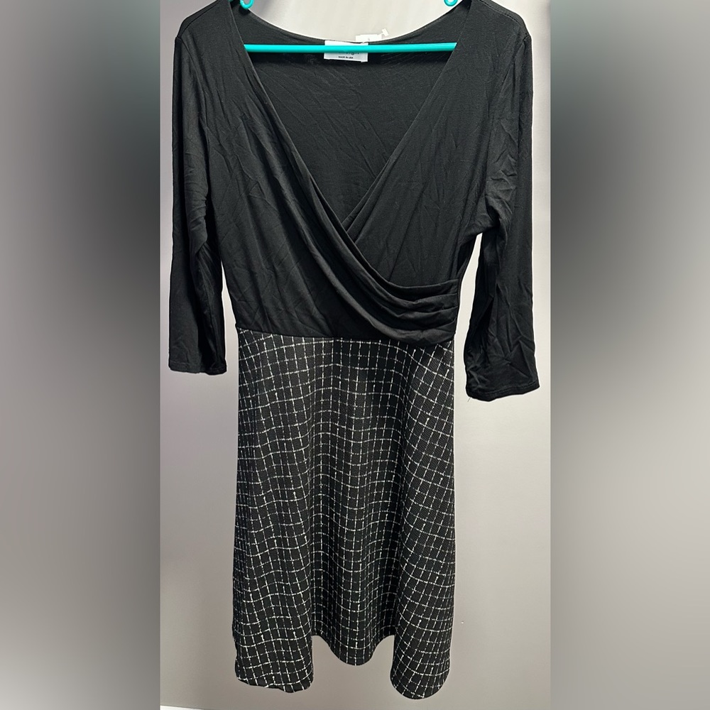 KAILEIGH size MEDIUM , Black and White Sheath Dress with V-Neck and 3/4 Sleeves